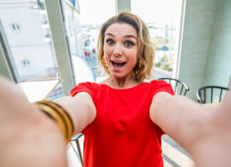 Evi Hanssen doet akelige ontdekking: “enorm confronterend” Evi Hanssen