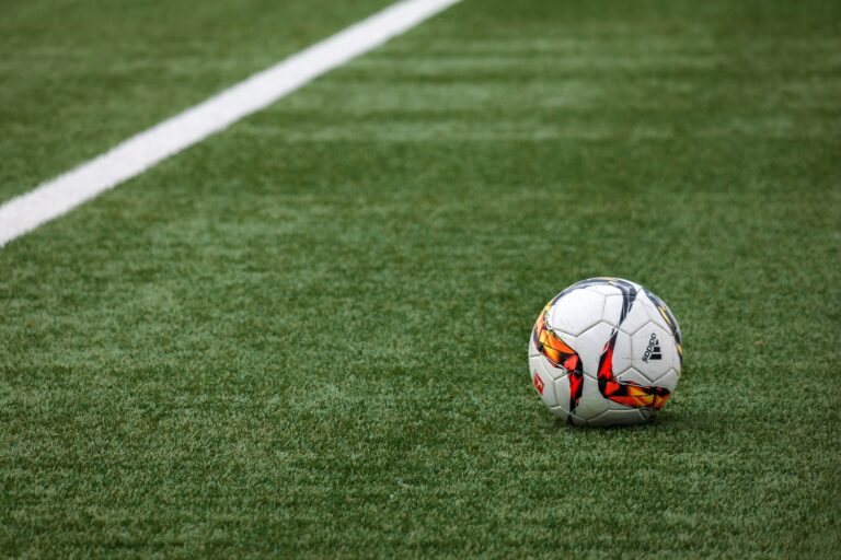 Moet voetbalcompetitie uitgesteld worden na verbod op ploegsporten in Antwerpen?
