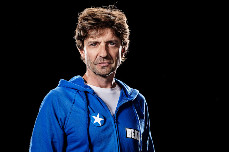 Koen Wauters schrikt zich rot als Conner Rousseau iets over Zita onthult