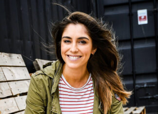 Dertigers-actrice Kim Van Oncen lacht met dick pics in mailbox