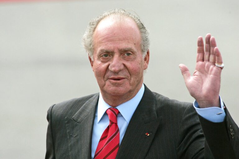 Koning Juan Carlos verlaat Spanje: “vernederende aftocht”