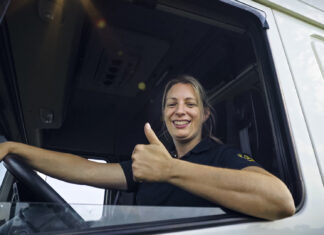 Lady Trucker Caroline rijdt liefst ’s nachts