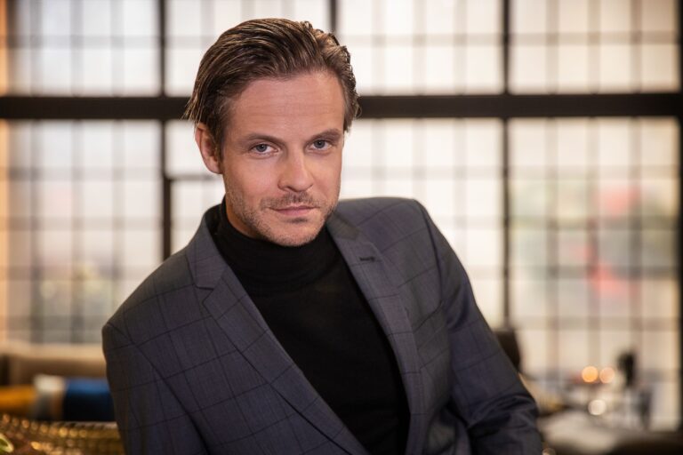 Voormalig Thuis-acteur is nóg knapper geworden