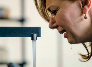 Veronique barst in tranen uit in Familie