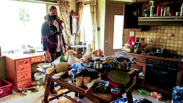 Cleaner Jimmy maakt huis dat amper 8 maanden verhuurd is leeg in De Vuilste Jobs van Vlaanderen