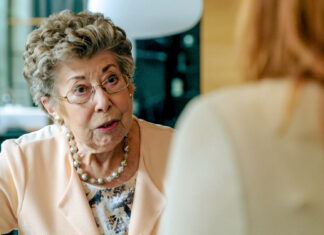 Annie Geeraerts kan het niet langer verzwijgen: dit gebeurt er met de bomma tijdens de midseasonfinale van Familie