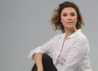 Evi Hanssen beleeft emotioneel moment met stervende moeder: “griezelig”