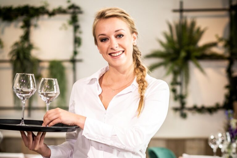 Leena uit ‘First Dates’ gaat nieuwe uitdaging aan: ‘het is wel spannend’