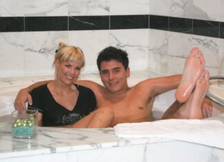 Iedereen sprakeloos nadat Jan Smit bikinifoto van zijn vrouw deelt