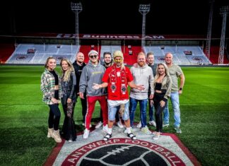 Nick Kraft neemt clip op in stadion Antwerp