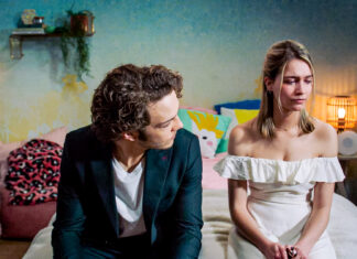 Lisa-actrice Anushka Melkonian smoorverliefd: “stikkapot”