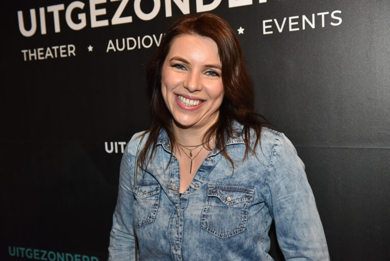 Thuis-actrice stapt in het huwelijksbootje