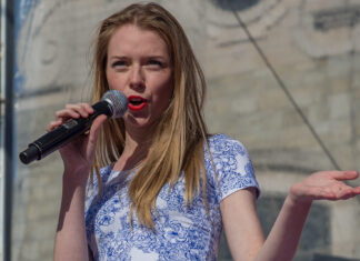 Jonge zangeres niet jaloers op Camille: “veel te heftig”