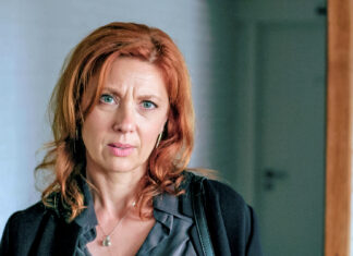 Pikant moment bij Familie: “Sandrine André lag met haar boezem op tafel”