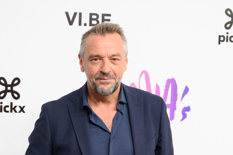 Tom Waes onthult wat je écht nodig hebt voor Kamp Waes